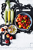 Mais, Tomaten, Nektarinen und Passionsfrüchte (Aufsicht)
