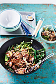 Miso-Schweinefleisch mit Pilzen, Bohnen und chinesischem Brokkoli