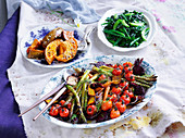 Ofengemüse-Salat, gebratener Kürbis mit Sesam und grünes Gemüse