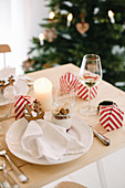 Weihnachtsgedeck mit Spekulatiusmousse im Glas und Gastgeschenk in rot-weiß gestreifter Schachtel