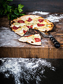 Pizza Bianca mit scharfer Salami und Weißschimmelkäse