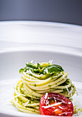 Spaghetti mit Basilikumpesto, Tomate und Olivenöl