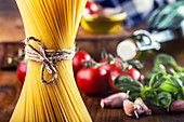 Ein Bund Spaghetti und einige Zutaten für die italienischen Küche