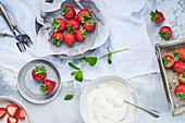 Erdbeeren, Schlagsahne und Minze