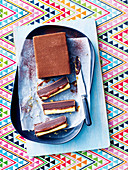 Schokoladen-Karamell-Schnitte mit Pfefferminze