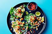Garnelen-Larb mit Chilimarmelade, Reis und Erdüssen in Salatblättern