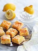 Lemon bites: pastry slices with lemon curd