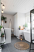 Gemütliches Badezimmer in Grau und Weiß mit Zimmerpflanzen