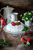 Pavlova mit Erdbeeren
