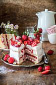 Erdbeer-Mascarpone-Kuchen, angeschnitten