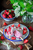 Erdbeer-Joghurt-Eiscreme am Stiel