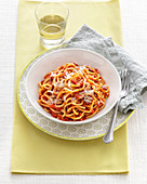 Pici all'aglione (Nudeln mit Knoblauch, Tomatensauce und Pecorino, Italien)