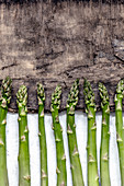 A row of green asparagus spears