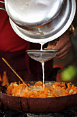 Zubereitung von Galar Halwa (Karottendessert, Indien)