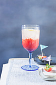 Cocktail mit Gin, Zitrone und Erdbeeren
