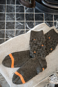Men's socks with a square pattern (anthracite with orange)