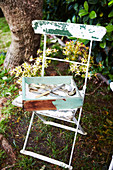 Besteckkasten auf Vintage Stuhl im Garten