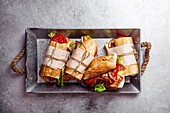 Banh-Mi-Baguettesandwich mit Bacon, Käse, Tomaten und Salat