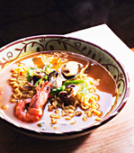 Ramen-Nudelsuppe mit Garnelen und Muscheln (Korea)
