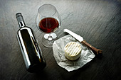 Soft cheese, a cheese knife and red wine