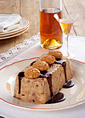 Kastanien-Semifreddo mit Schokoladensauce und Amaretti