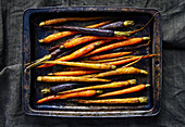 Gebratene Heirloom-Karotten auf Backblech (Aufsicht)