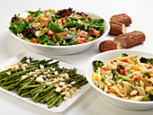 Green asparagus, penne with vegetables and mixed salad, served with bread