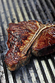 T-Bone-Steak auf dem Grillrost