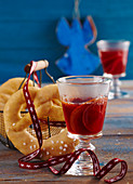 Heisser Winter-Punsch im Glas mit Tee, Rum, Rotwein und Gewürzen