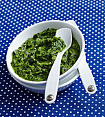 Green baby food made with spinach and kohlrabi