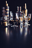 Stillleben mit Whiskey in Gläsern und Flaschen
