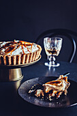 Brezel Banoffee Pie auf Tisch vor dunklem Hintergrund