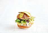 Fischburger mit Salat, Gurke und Dill-Mayonaise