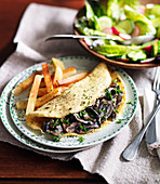 Omelett mit Pilzen, Paprika, Pommes Frites und Salat