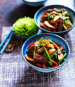 Chow mein with beef, green beans, chilli, baby corn and peppers (China)