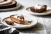 Chocolate tart with soy cream (raw, vegan)