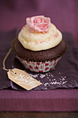 Schokoladencupcake mit Vanillecreme und Zuckerrose