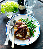 Sausages with mashed potatoes, green beans and red onions