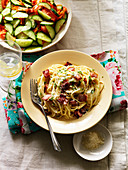 Spaghetti Carbonara mit Tomaten-Gurken-Salat