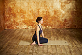 Flow, fließender Übergang zum Sitz (Yogaübung)