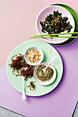 Nudefish-Wakame-Salat, Nußmischung, Katsuobushi (Bonito-Flocken) mit Nori und knusprige Zwiebeln