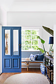 Offene blaue Tür zum Eingangsbereich im Tropen-Stil