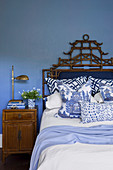 Schlafzimmer im Chinesischen Stil mit hellblauer Wand