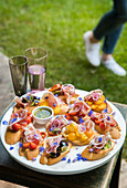 Bruschette mit Kirschtomaten, Prosciutto und Zwiebeln