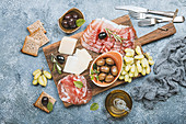 Antipasti-Platte mit Prosciutto, Salami, Käse und Oliven (Italien)