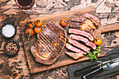 Gegrillte Ribeye Steaks mit Gewürzen und Rotwein