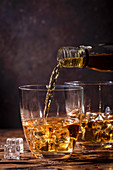 Whiskey mit Eiswürfeln in Gläsern