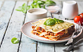 Portion Lasagne mit Rindfleisch-Bolognese