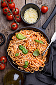 Spaghetti mit Tomatensauce und Basilikum