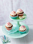 Cupcakes mit Buttercreme und roten Zuckerstreuseln